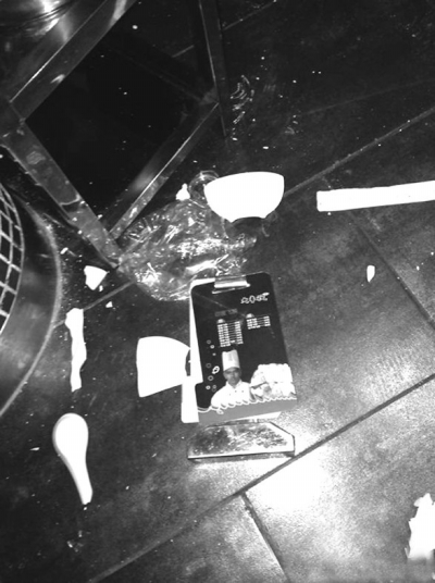 餐具碎渣撒了一地