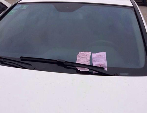 車上出現(xiàn)新舊2張罰單