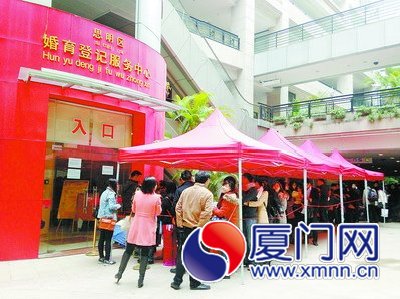 昨天上午7點(diǎn)半，思明區(qū)婚育登記處已大排長(zhǎng)龍