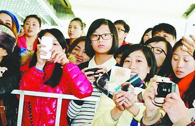 　  昨天等候李敏鎬的熱情粉絲