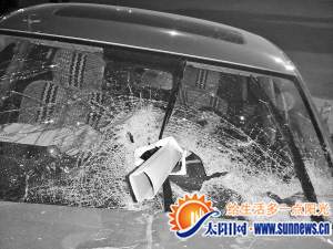 鋼管刺破玻璃，司機(jī)身亡