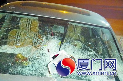 車撞護(hù)欄鋼條穿過擋風(fēng)玻璃 司機(jī)不治身亡