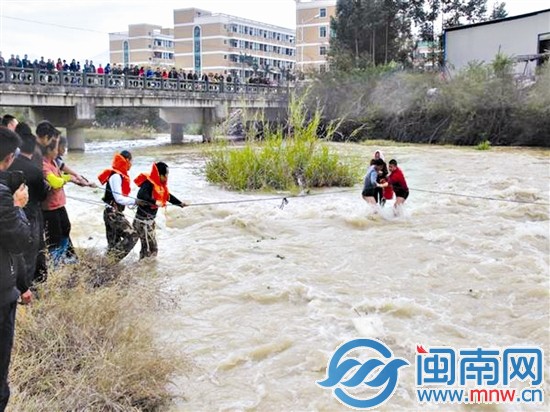 厝邊洪銀泉、洪金福將老人抱住，等待消防隊員的救援