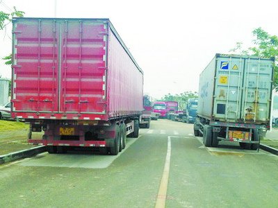 中埔西路停滿集裝箱車