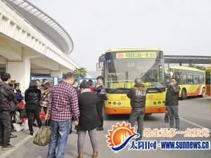 春運(yùn)期間，人們等坐北站至同安的跨區(qū)公交