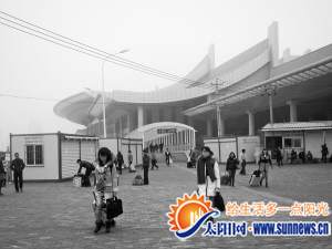 公交站進(jìn)出通道口的集裝箱房顯得搶眼