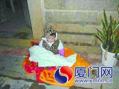 小女孩被遺棄在別人家門(mén)口