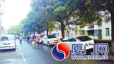 雞亭小區(qū)內，不少車輛停上了人行道