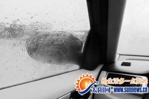 車內(nèi)霧氣重，連后視鏡都看不清了