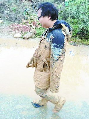 男子被救出，身上滿是泥漿