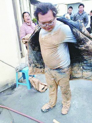 男子費(fèi)了好大一番勁才洗掉身上的泥漿