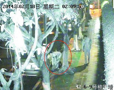 行竊過程中，兩賊來來回回，顯得很糾結(jié)