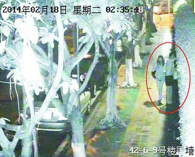 得手后，兩賊將藏在草叢的東西取走。