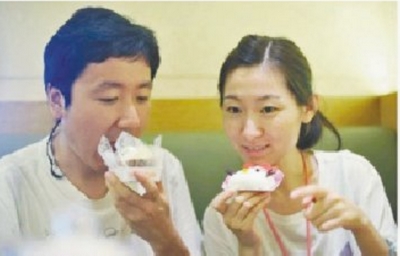 人去蛋糕店買了兩塊小蛋糕