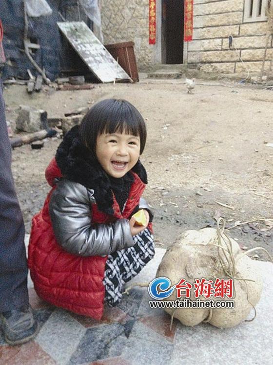 與“巨無霸”白地瓜合影，小女孩笑開顏