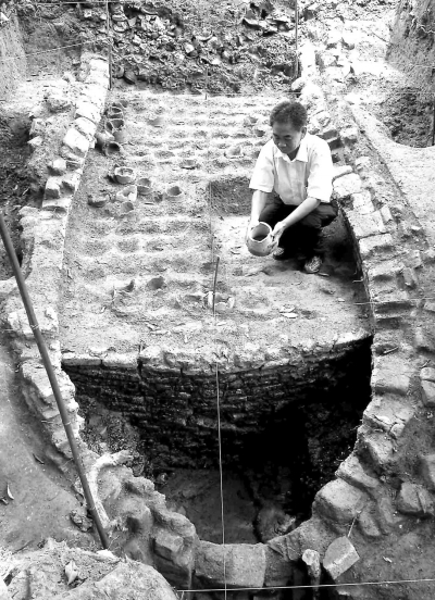 省考古隊隊員正在對發(fā)掘出的南坑窯瓷進(jìn)行研究