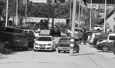 日昇新城與陽(yáng)光優(yōu)家中間的道路未劃停車(chē)標(biāo)線