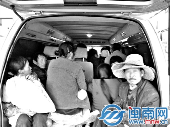 車內(nèi)密密麻麻坐滿了人