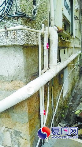 小陳租住樓外墻上的水管線路