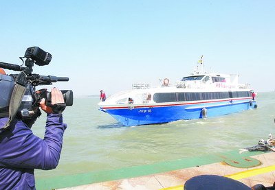 “新金龍”號客輪駛向五通碼頭