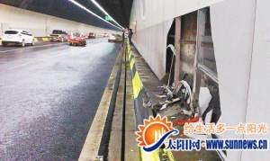 紅色轎車撞上隧道壁，面目全非