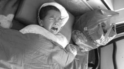 小男孩不停地哭泣