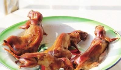 福建同學(xué)帶“奇葩”特產(chǎn)毀三觀 有老鼠干雞仔胎3