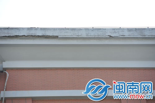 屋頂整條邊檐開裂，隨時有可能掉下水泥塊