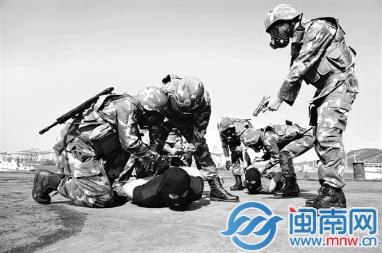 首支海陸兩棲海警機動隊正在訓(xùn)練