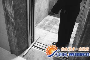李先生拿了木棍把電梯定住