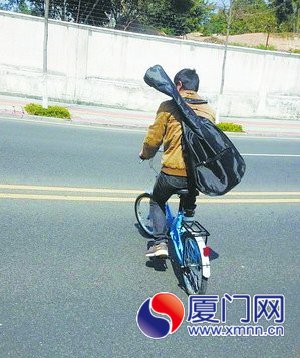 王先生拍下與他車子刮擦的背著吉他的男子