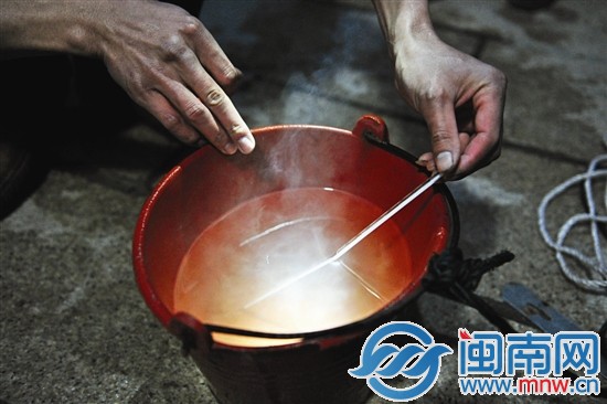 林先生家水井里打上來(lái)的井水冒熱氣