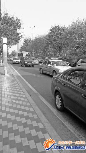 仙岳路往海滄方向金尚高架橋上橋口前，車多緩行