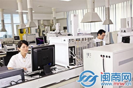 國家茶葉質(zhì)量監(jiān)督檢驗(yàn)中心(福建)工作人員在測試分