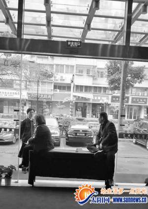 飛機(jī)延誤，乘客情緒激動(dòng)。