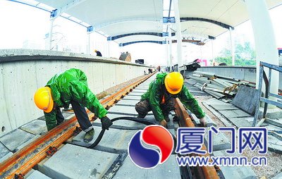 工人們正抓緊時(shí)間改建島內(nèi)火車站