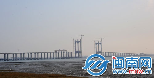 泉州灣跨海大橋正在進(jìn)行主橋的鋼梁安裝等施工