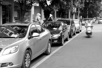 部分停放在新華街的私家車上被塞了小廣告