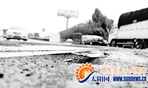 嘉禾路過鐵路線路段,路面鋒利的銳鐵條