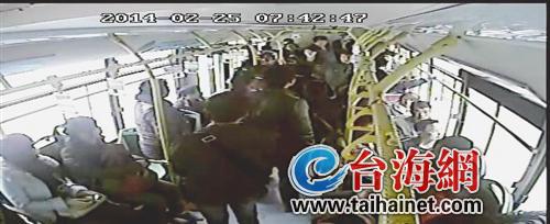 一名女乘客在公交車上暈倒