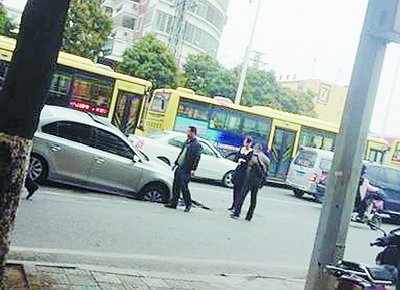 小車前輪掉坑里