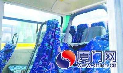 這輛校車的座椅骨架外露，銹跡斑斑，存在安全隱患。