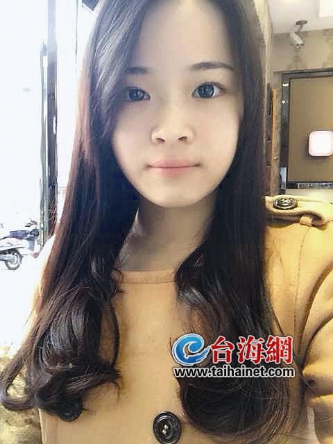 大學(xué)班花曬身份證照自拍照1