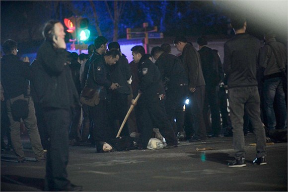 昆明火車站廣場上，警察圍著一名疑似被處置的歹徒