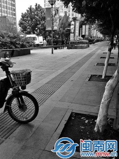 警戒線內(nèi),女子尸體正被移走