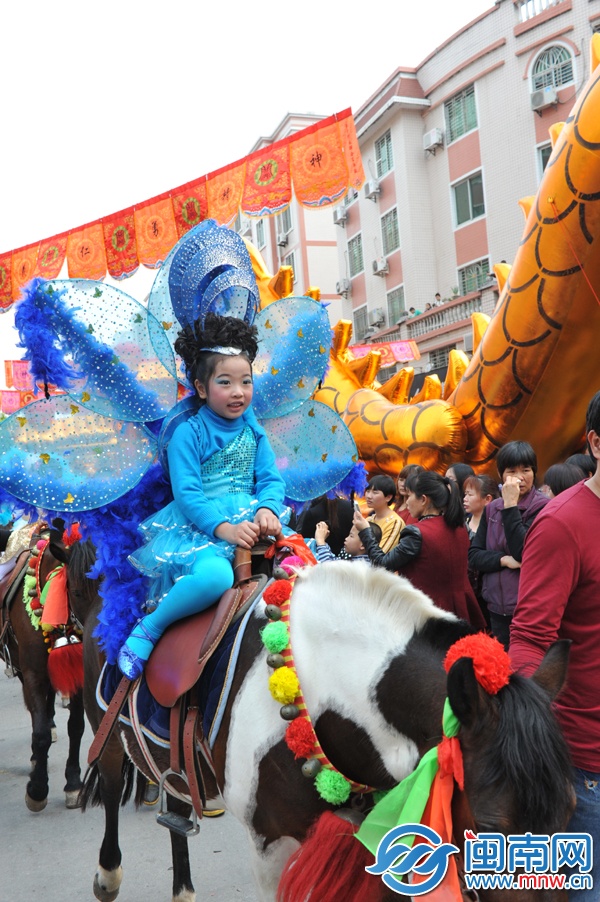 小女孩打扮成小魔仙出游