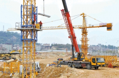 在美亭城市綜合體安置房工地，工人正在安裝塔吊