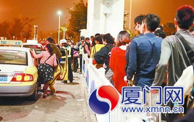 入夜，乘出租車離開北站，乘客排長(zhǎng)隊(duì)