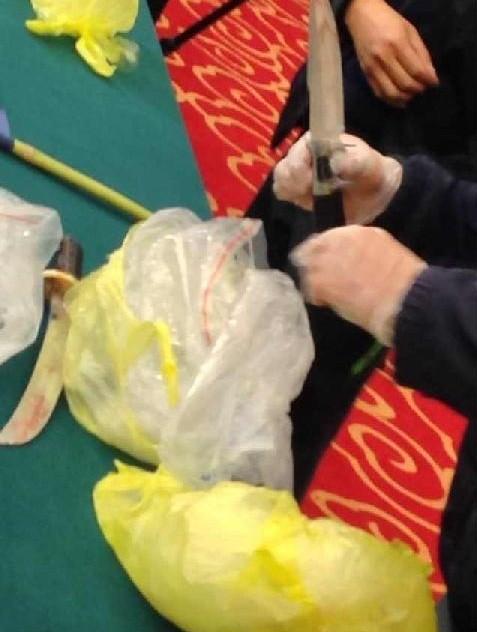 警方搜出暴恐分子兇器和疆獨(dú)分子旗幟1