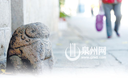 石像靜靜地守在舊館驛巷里